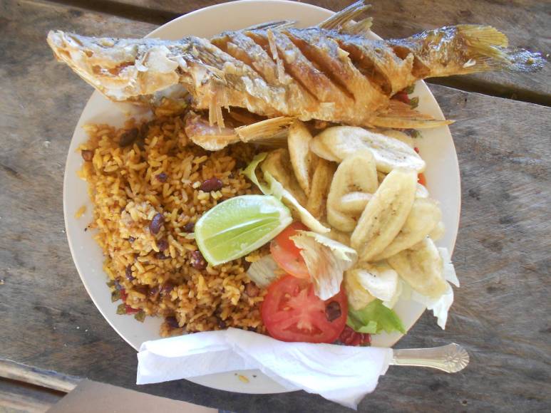 4. En la playa Cocalito usted podrá comprar deliciosa comida típica garífuna tanto marinera como terrestre y, por supuesto, bebidas refrescantes.