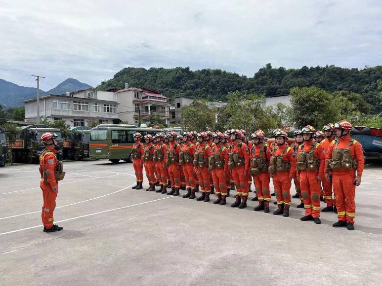 Según CCTV, las autoridades locales también enviaron miles de rescatistas, bomberos, médicos o miembros de la Policía Armada Popular (gendarmes a cargo de la seguridad pública y movilizados durante las catástrofes).