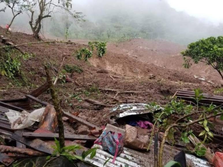 Uno de los comunitarios, José Ángel Martínez, dijo a periodistas que las autoridades acudieron al sitio hasta 12 horas después de la tragedia y que el alud arrasó con dos viviendas, donde se hallaban un total de 11 personas.