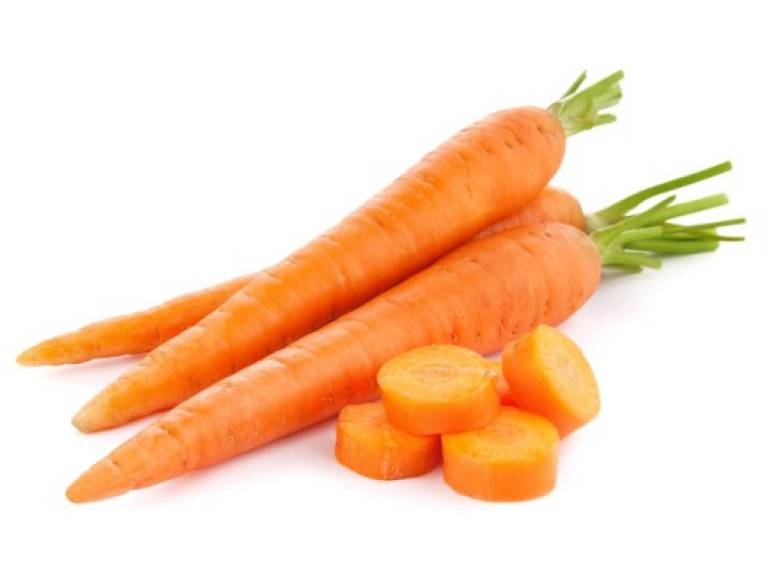 Zanahorias: Altas en vitamina A, B, C y E. Ayudan al sistema inmunitario y protegen los tejidos corporales, piel y cabello. También son buenas para la vista y ayudan a evitar infecciones.