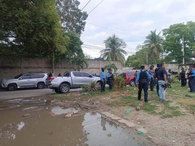En el operativo para desmantelar portones y trancas en la Rivera Hernández participaron agentes de la Policía Nacional, y Policía Militar del Orden Público (PMOP). 