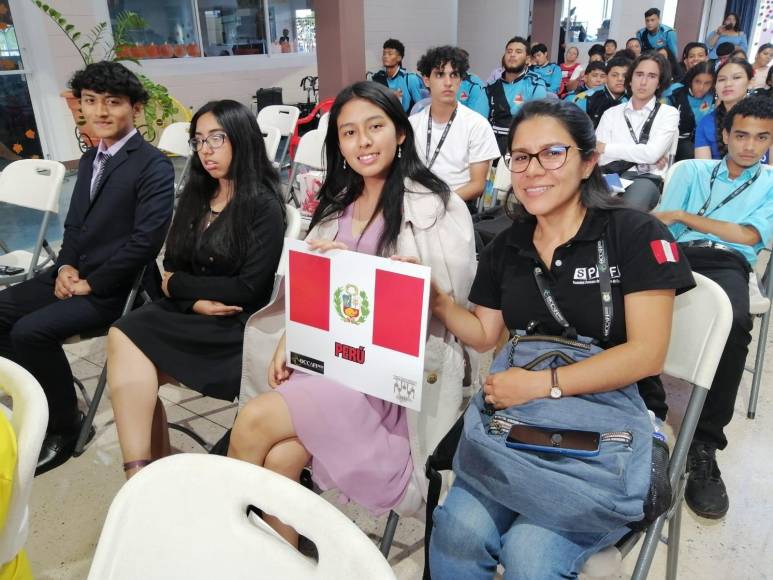 La delegación de estudiantes de Perú, con sus conocimientos se llevaron una medalla de Plata.