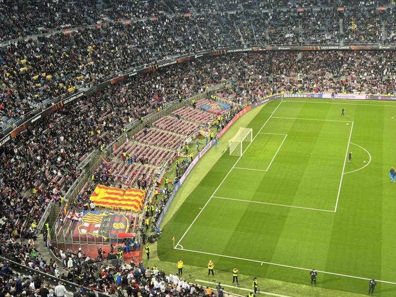 La grada de animación del FC Barcelona abandonó su lugar al descanso del partido.