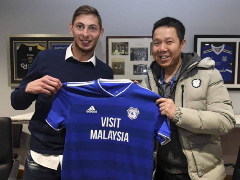 Emiliano Sala no tenía ganas de ir al Cardiff City en este mercado de fichajes, según publicó el diario La Nación de Argentina. A pesar de todo, e incluso de los 17 millones de euros puestos sobre la mesa para su transferencia, la capital galesa no le decía demasiado al atacante del FC Nantes. Pero los dirigentes del Cardiff City FC no se dieron por vencidos y terminaron fichando al atacante argentino.<br/><br/>De hecho, un amigo del jugador reveló que Emiliano Sala no quería viajar en la avioneta y apuntó contra el representante. 'Hay una gran verdad detrás de todo esto, que es un culpable. Porque Emiliano nunca se decidió a subirse a la avioneta. Son todas obligaciones que uno va aceptando como futbolista profesional', subrayó. '¿El responsable es el representante?', le preguntaron. 'Sí, totalmente', ratificó.