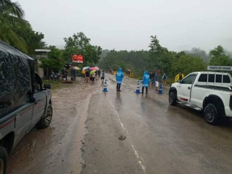 Las aguas del río Grande que conduce de Gracias, Lempira, hacia Santa Rosa de Copán mantiene en alerta a los pobladores por la crecida del caudal.