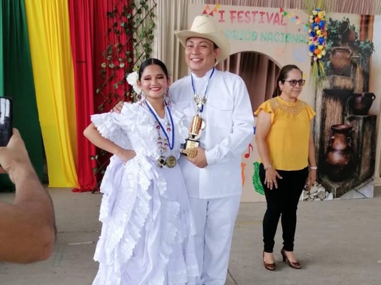 Esencia Honduras se llevó tercer lugar en danza en pareja.
