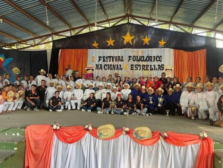 Baile, tradición y cultura hondureña fue lo que predominó en el primer Festival Folklórico Nacional 5 Estrellas en San Luis Santa Bárbara. Más detalles en las siguientes fotografías.