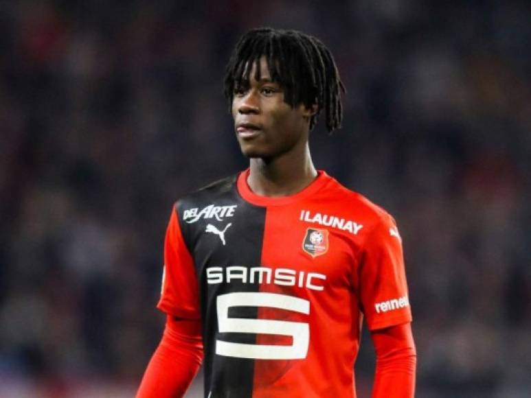 El centrocampista francés Eduardo Camavinga, nuevo prodigio del fútbol galo a sus 17 años, seguirá en el Rennes la próxima temporada pese al interés mostrado por algunos clubes, entre ellos el Real Madrid, indicó el presidente de la entidad, Nicolas Holveck. <br/><br/>'Todavía es joven. Es un muchacho muy reflexivo, tiene una madurez increíble. Sabe dónde está su interés deportivo, al menos por ahora', aseguró