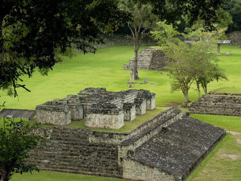 Copán es el nombre de la ciudad maya que deberás visitar sin lugar a dudas. Está considerada como una de las más impresionantes de Centroamérica, cosa que no es de extrañar si tenemos en cuenta que fue la capital del Imperio maya desde el siglo V hasta el IX.