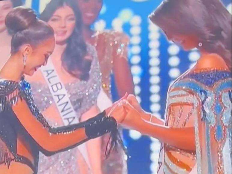 Acompañada de una foto junto a Miss Estados Unidos y Miss Venezuela quien resultó como primera finalista.