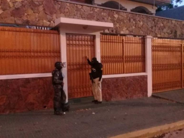 Se agrega que el sospechoso adquirió una flota de camiones y vehículos de lujo, que serán asegurados y traspasados a la Oficina Administradora de Bienes Incautados (Oabi).<br/><br/>Los allanamientos en San Pedro Sula se realizan en Costa Verde Villa, Jardines del Valle, colonia Trejo y barrio Lempira.<br/>