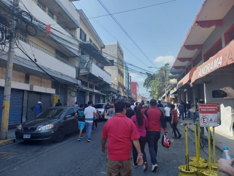 Primeros informes describen que un hombre comenzó a disparar contra vendedores y manifestantes, lo que provocó la respuesta de varios hombres que intentaban lincharlo. Policías dispersaron a los manifestantes e ingresaron con el hombre a un comercio para resguardarlo de la turba. 