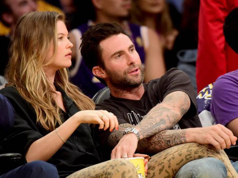 Aunque Prinsloo no comentó públicamente sobre las acusaciones de infidelidad de su esposo, y se la vio sonriendo mientras ella y Adam Levine recogían a sus hijas de la escuela más tarde esa semana en fotos obtenidas por el Daily Mail.