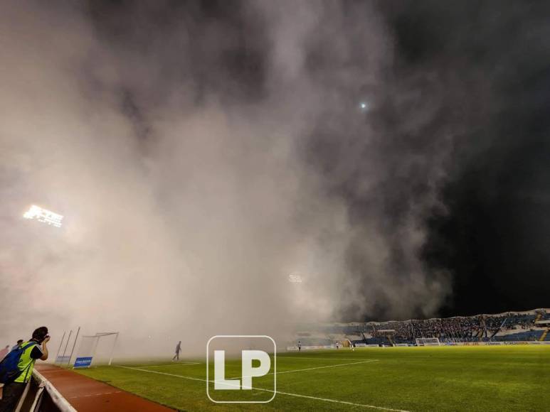 En el tiempo de descuento del Clásico, el estadio se detuvo unos minutos por el humo de los fuegos artificiales de la Ultra Fiel.