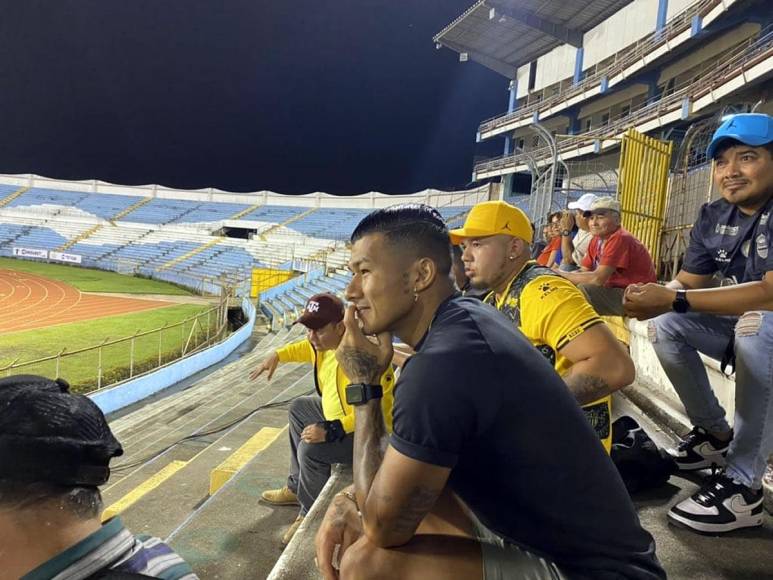 El futbolista hondureño Iván López sorprendió y reapareció públicamente después de su polémica salida de las filas del Motagua. El ‘Chino’ se dejó ver en el estadio Olímpico, donde llegó a presenciar a su exequipo Real España en el duelo ante la Real Sociedad.
