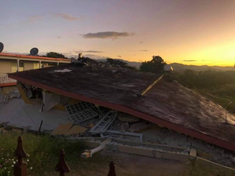 El terremoto dejó decenas de viviendas y edificios derrumbados parcialmente.