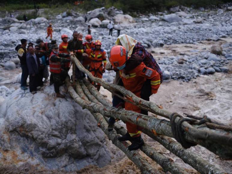 El temblor se sintió en varias ciudades de la provincia a unos 200 km del epicentro, entre ellas la capital regional Chengdu, que cuenta con 21 millones de habitantes, actualmente confinados debido a un brote de covid-19. 