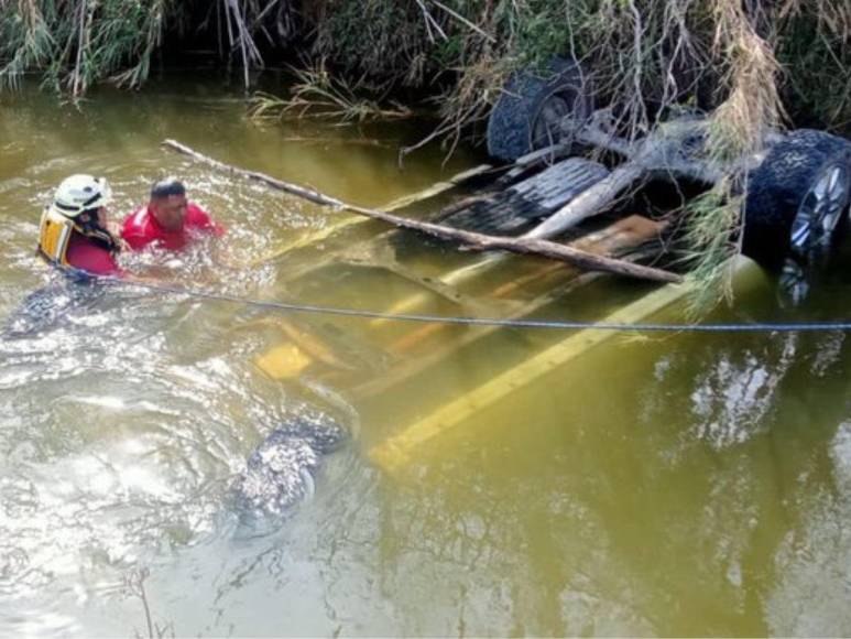 Mediante una alerta anónima, las autoridades del municipio de Pesquería, Nuevo León, recibieron el reporte de un vehículo que había volcado y caído dentro de un canal de riego a la altura del kilómetro 37 de la carretera Pesquería - Los Ramones.