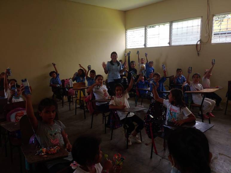 Alumnos de Villa Soleada albergados en el refugio de su escuela.