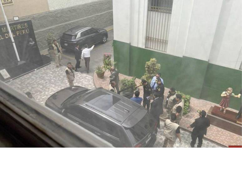 Momento en que Pedro Castillo es capturado por la policía de Perú.