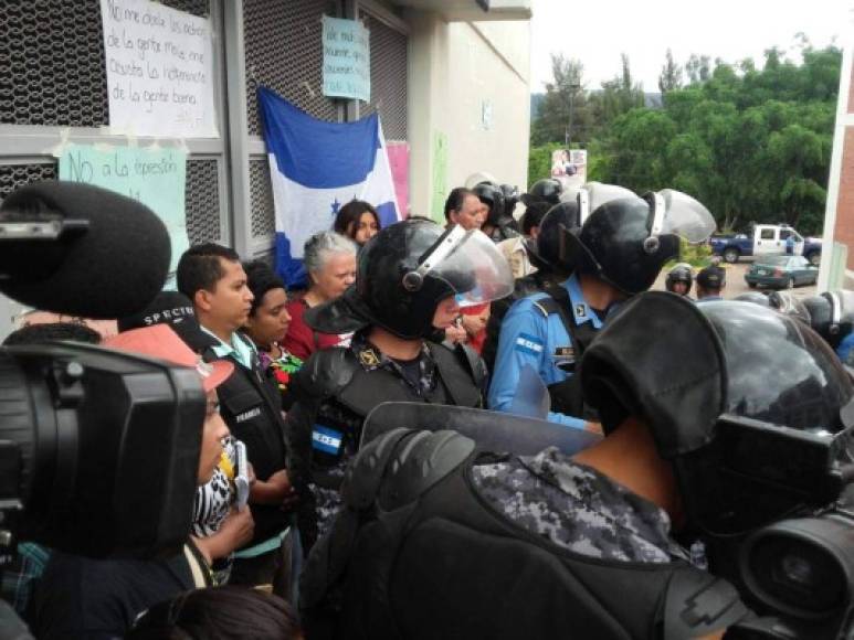 Los universitarios fueron sacados y detenidos del edificio de Ciencias Médicas por un contingente de policías que los trasladaron hasta la DPI.