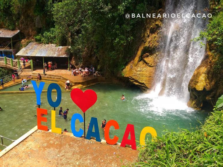 Balneario “El Cacao” es uno de los sitios turísticos más bellos del departamento de Santa Bárbara. Su principal atractivo es la cascada de 30 metros que forma una poza color esmeralda, donde los turistas pueden bañar y desestresarse.