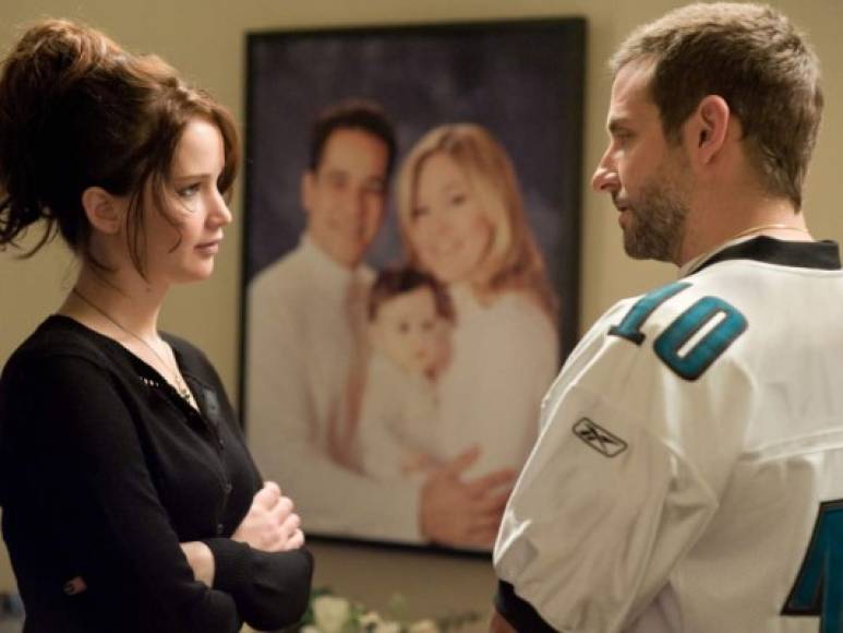 4. Juegos del Destino (2012): Cada uno con sus locuras, Jennifer Lawrence (Tiffany) y Bradley Cooper (Pat), logran apoyarse en su peor momento y formar una bonita historia de amor.<br/>