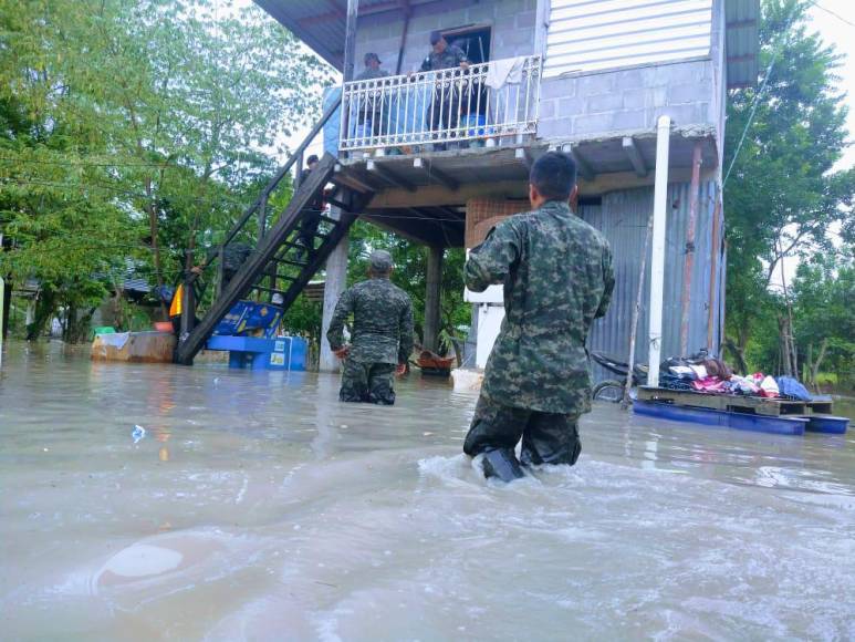 Soldados hondureños asisten a las familias para evacuarlas en un lugar seguro. 