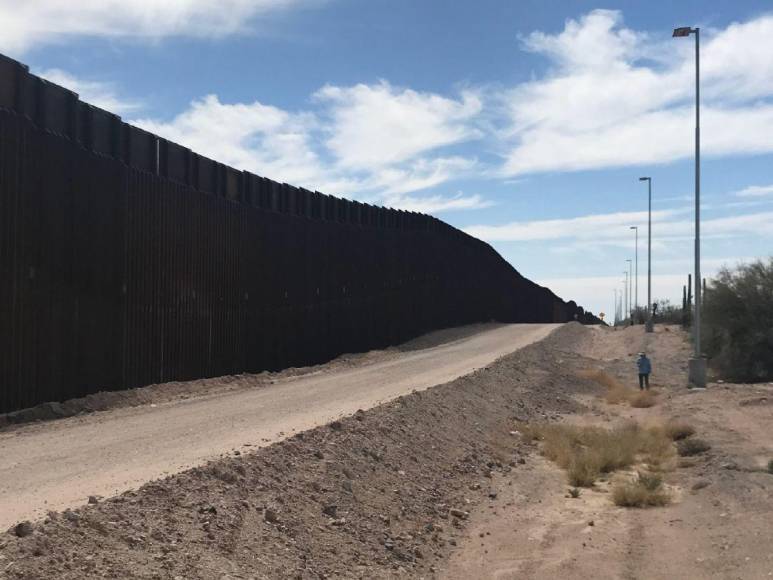 Y es que la Oficina de Supervisión del Gobierno (GAO, en inglés) presentó un informe investigativo donde concluyen que el muro en la frontera con México provocó daños en terrenos tribales y tuvo también un impacto medioambiental negativo.