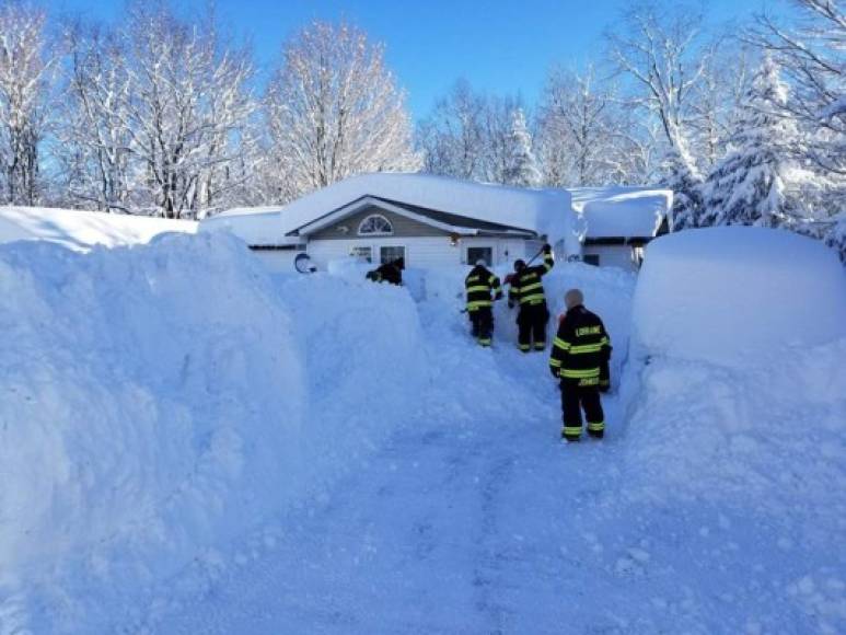 Los bomberos han auxiliado a las personas atrapadas en sus hogares por las fuertes nevadas.