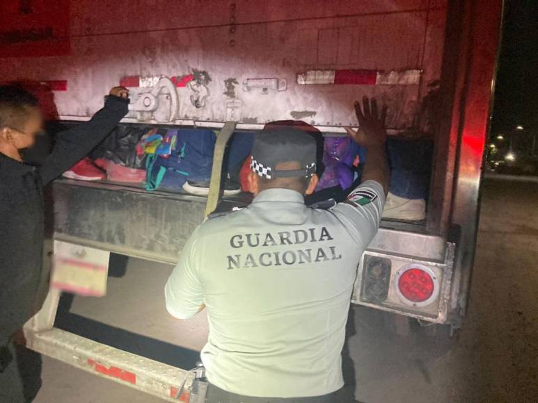 Elementos de la Guardia Nacional (GN) hallaron este miércoles a 121 migrantes abandonados en condiciones de hacinamiento en un tractocamión en Nuevo León, estado del norte de México fronterizo con Texas (EE.UU.).