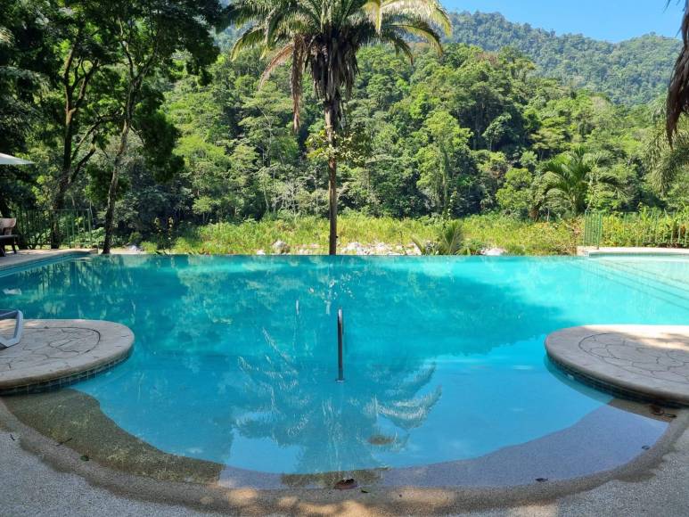 La Cuenca del Cangrejal cuenta con hoteles con piscinas en las faldas del Parque Nacional Pico Bonito. Estos sitios son los preferidos para los turistas que gustan estar en contacto con la naturaleza. 