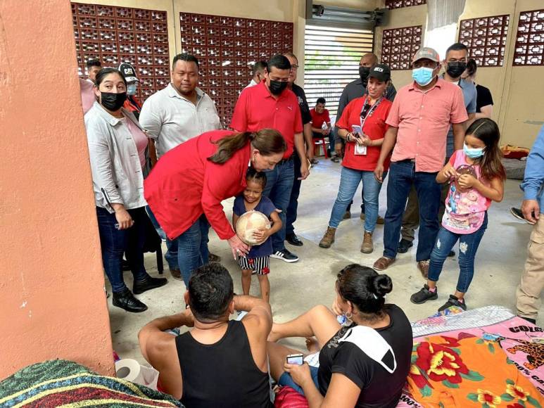 Y se mostró cariñosa con los niños que se acercaron a ella para abrazarla.