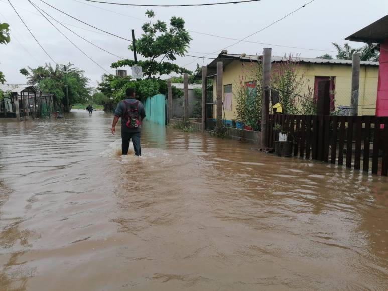 En la colonia Juan Orlando Hernández, de Choloma, el agua se filtró en unas 50 viviendas.