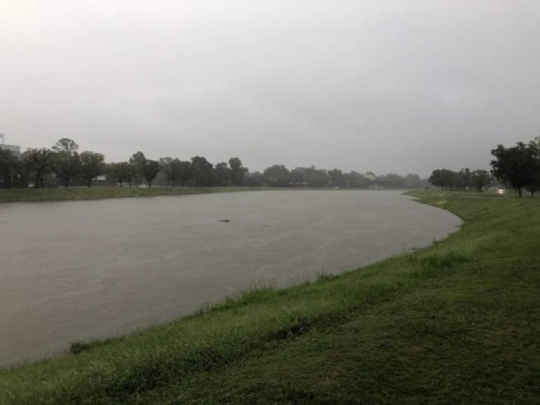 Los meteorólogos del NHC, con sede en Miami, señalaron que las bandas de lluvia de Beta continuarán llevando aguaceros al sureste de Texas y causando problemas de inundaciones 'importantes'.