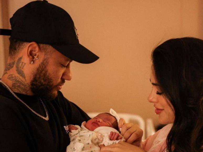 El 6 de octubre, Neymar y la modelo Bruna Biancardi le dieron la bienvenida a su primera hija.