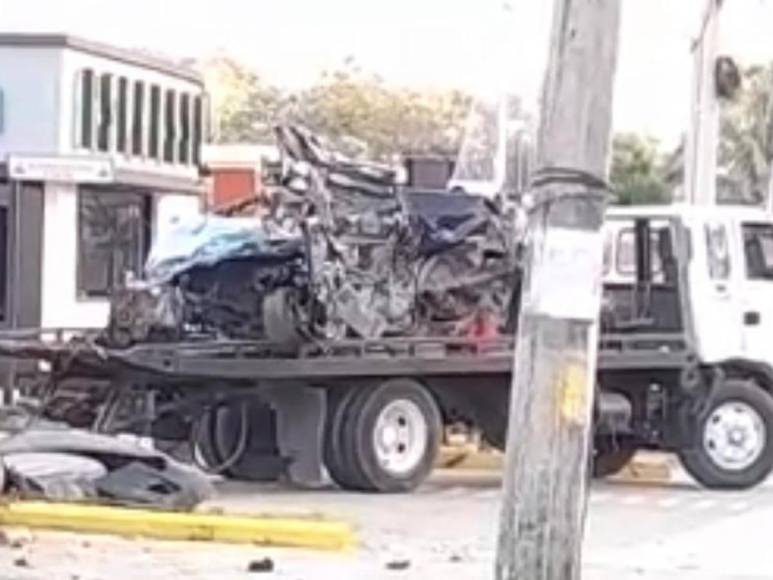 El conductor del vehículo, un Hyundai Elantra perdió el control del volante y fue a estrellarse contra un muro perimetral de un reconocido supermercado.