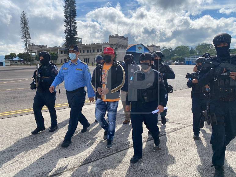 Momento en que agentes trasladan a José Luis Oliva Meza en la pista de la base aérea Hernán Acosta Mejía, para entregarlo y subirlo a un avión de la DEA. 