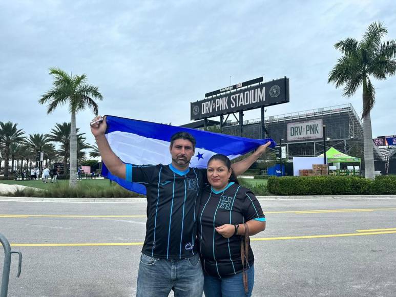 Esta pareja de aficionados hondureños asistieron al DRV PNK Stadium de la ciudad Fort Lauderdale, Florida.