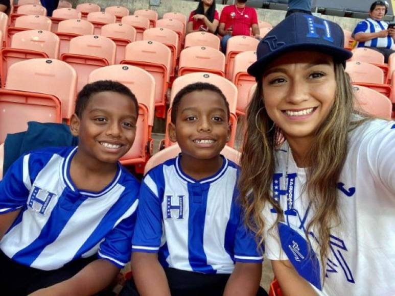 Ivania Reyes, esposa de Boniek García y sus hijos, en las gradas del estadio BBVA Compass apoyando al futbolista de la Selección de Honduras.