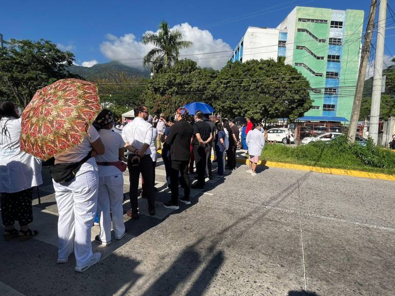 Los galenos, acompañados de personal afectado, se plantaron en el bulevar José Antonio Peraza e impidieron por unos momentos el paso vehicular. 