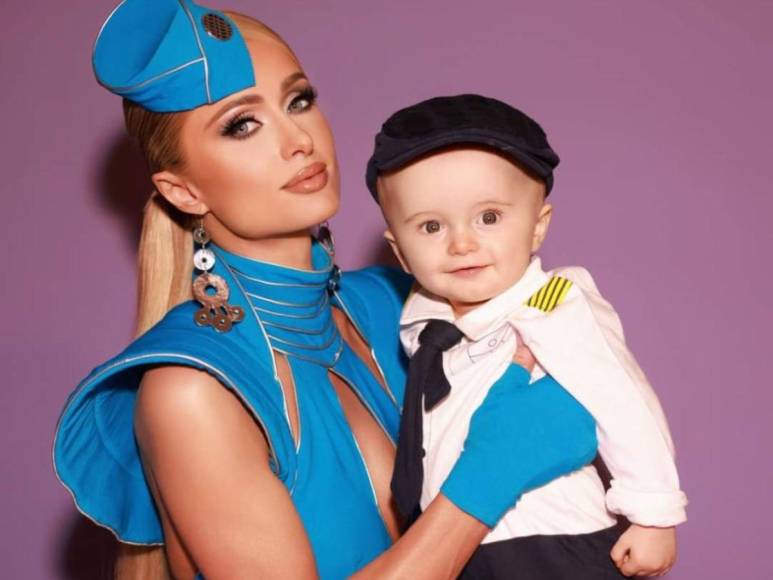 La empresaria Paris Hilton enterneció las redes sociales al públicar una sesión de fotos de su hijo disfrazado a juego con ella por la celebración de Halloween.