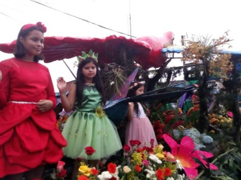 Vestidas con atuendos coloridos, hermosas niñas también formaron parte en el desfile de carrozas.