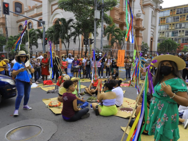 Con una multitudinaria marcha por las calles de San Pedro Sula, las mujeres organizadas exigieron hoy igualdad de derechos para todas mientras se conmemora el Día Internacional de la Mujer.