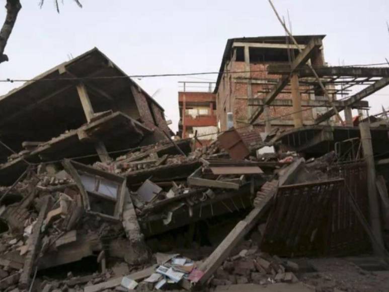 <b>2001: 20,000 muertos en India</b> El 26 de enero de 2001, un terremoto de magnitud 7,7 sacudió el estado de Gujarat (oeste de India) y mató a más de 20.000 personas. La ciudad de Bhuj quedó destruida. 