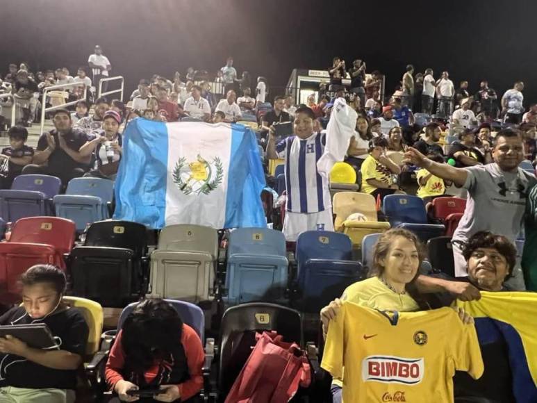 Asimismo, los fanáticos de Guatemala no quisieron perderse el partido de las leyendas de la selección de Honduras y las del América de México. 