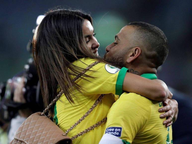 Y es que la modelo no se había pronunciado oficialmente sobre su relación con Dani Alves hasta hace unas semanas cuando fueron vistos en público y compartieron una imagen juntos.