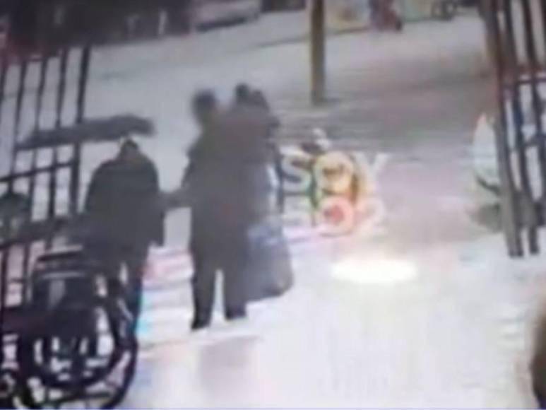 El procedimiento habría comenzado a eso de las 8 de la mañana del 13 de junio de 2023. “Recuerdo que comenzó a sangrar de la mejilla del lado derecho y se tuvo que suspender por un rato el procedimiento y se le coloca un anticoagulante, no se le hizo un control de glucómetro. Él ---Malouf- dice que no pasa nada que vamos a continuar”, relató el enfermero.