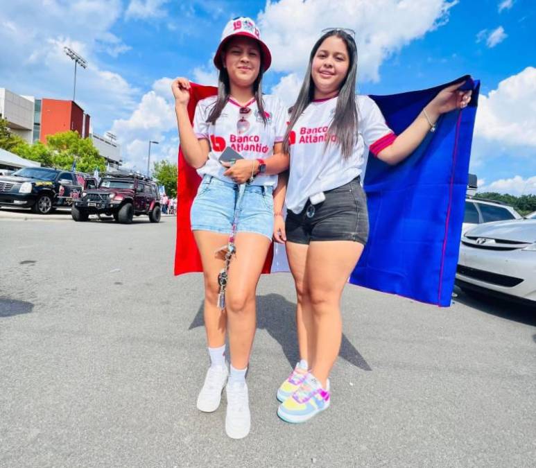 Las hondureñas Deysi Pérez y Yanai Lanza son originarias de Comayagua y llegaron para apoyar a su amado Olimpia. Las chicas viven en Raleigh en Carolina del Norte.