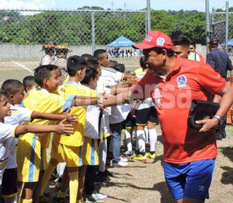El entrenador Nahún Espinoza fue recibido por varios niños en Roatán y el estratega les estrechó la mano.